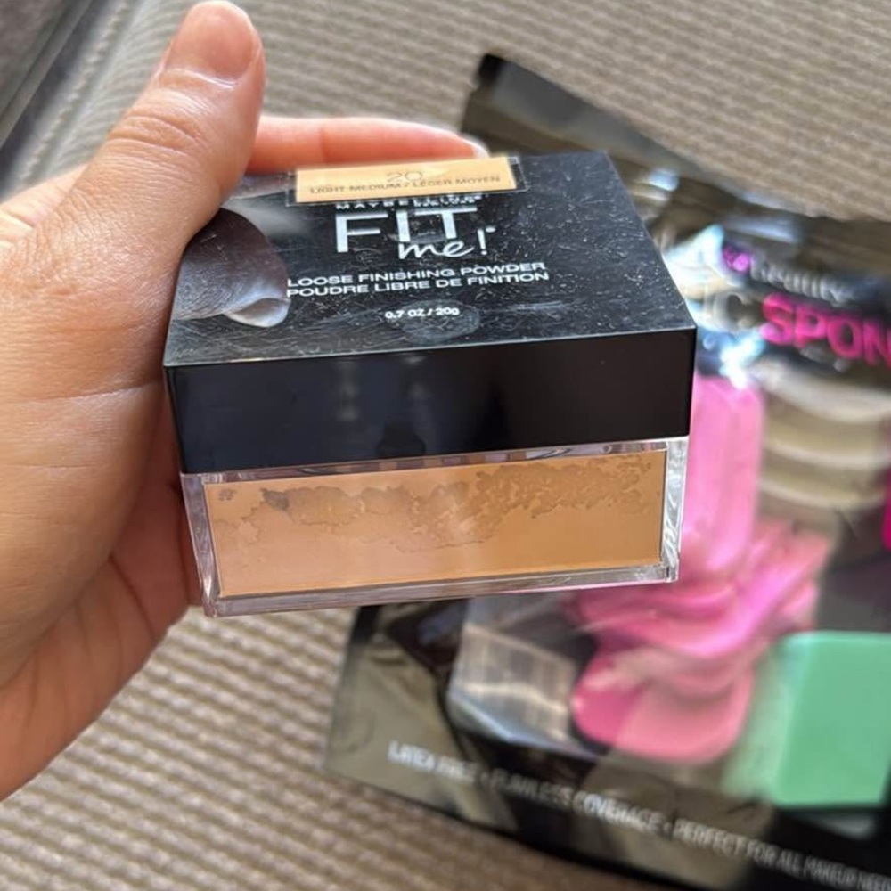 Brand New Maybelline Fit Me Powder with Colorful Cosmetic Sponges